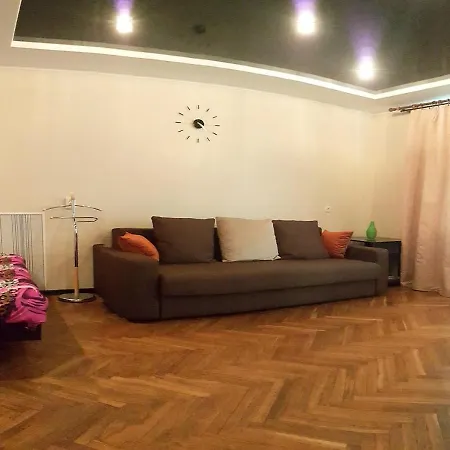 In Centre On Zolotaya Gorka Str.